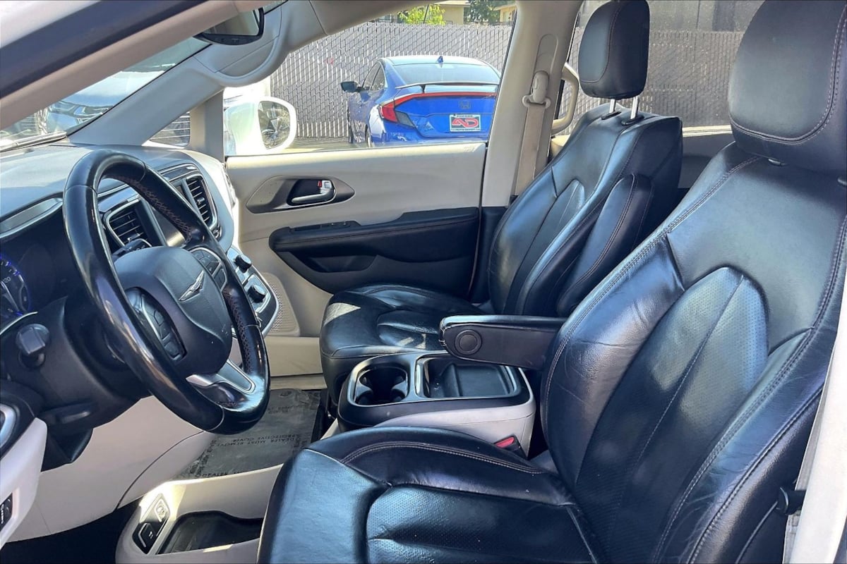 Photo 20 of this Chrysler Pacifica