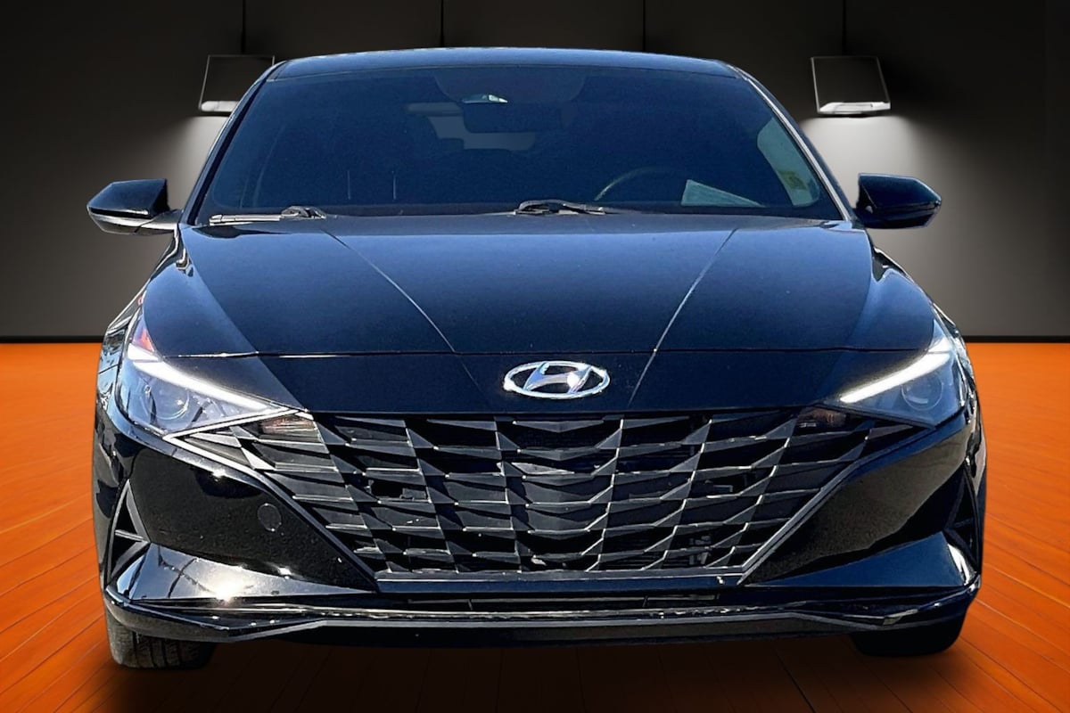 Photo 2 of this Hyundai Elantra Hybrid