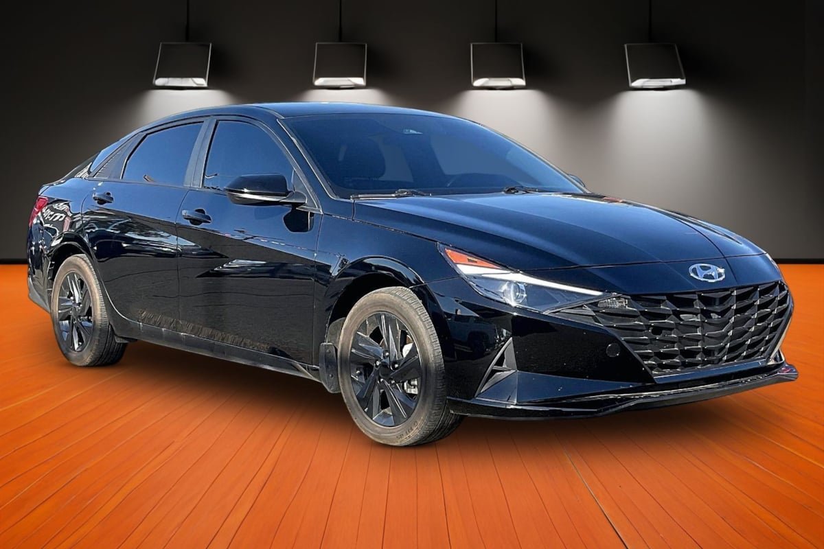 Photo 3 of this Hyundai Elantra Hybrid