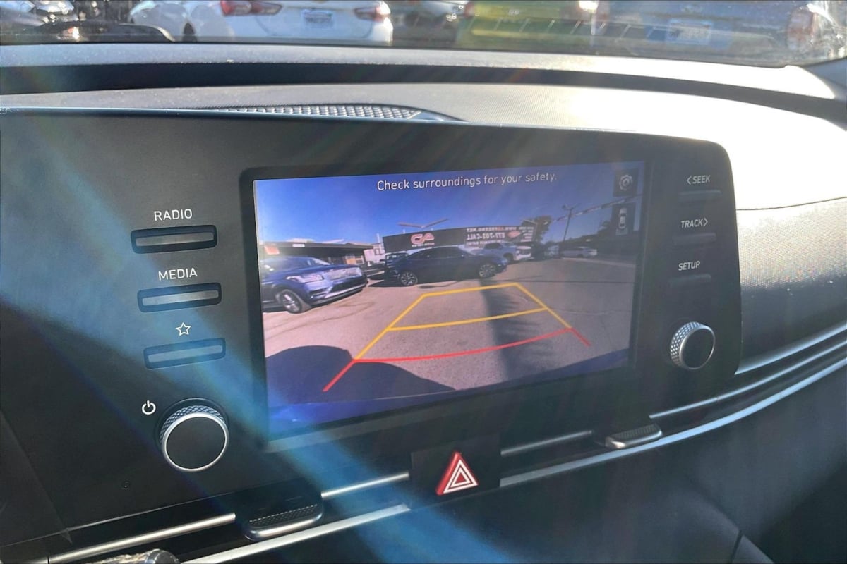 Photo 17 of this Hyundai Elantra Hybrid
