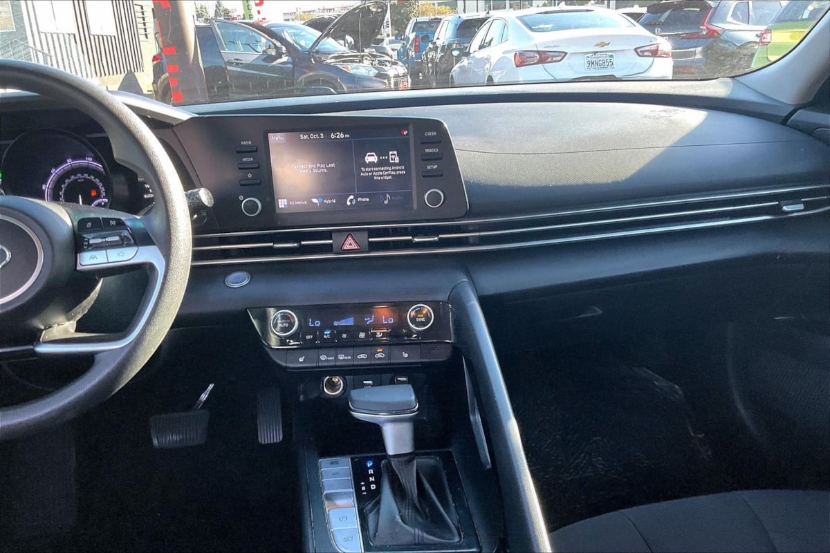 Photo 6 of this Hyundai Elantra Hybrid