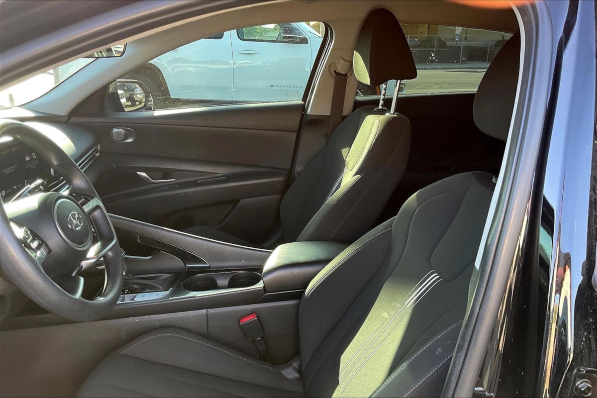 Photo 20 of this Hyundai Elantra Hybrid