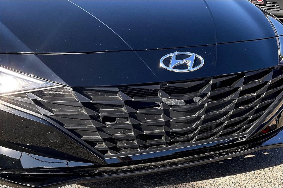 Photo 25 of this Hyundai Elantra Hybrid
