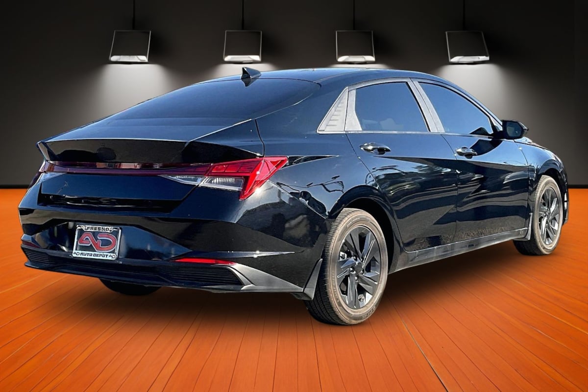 Photo 11 of this Hyundai Elantra Hybrid