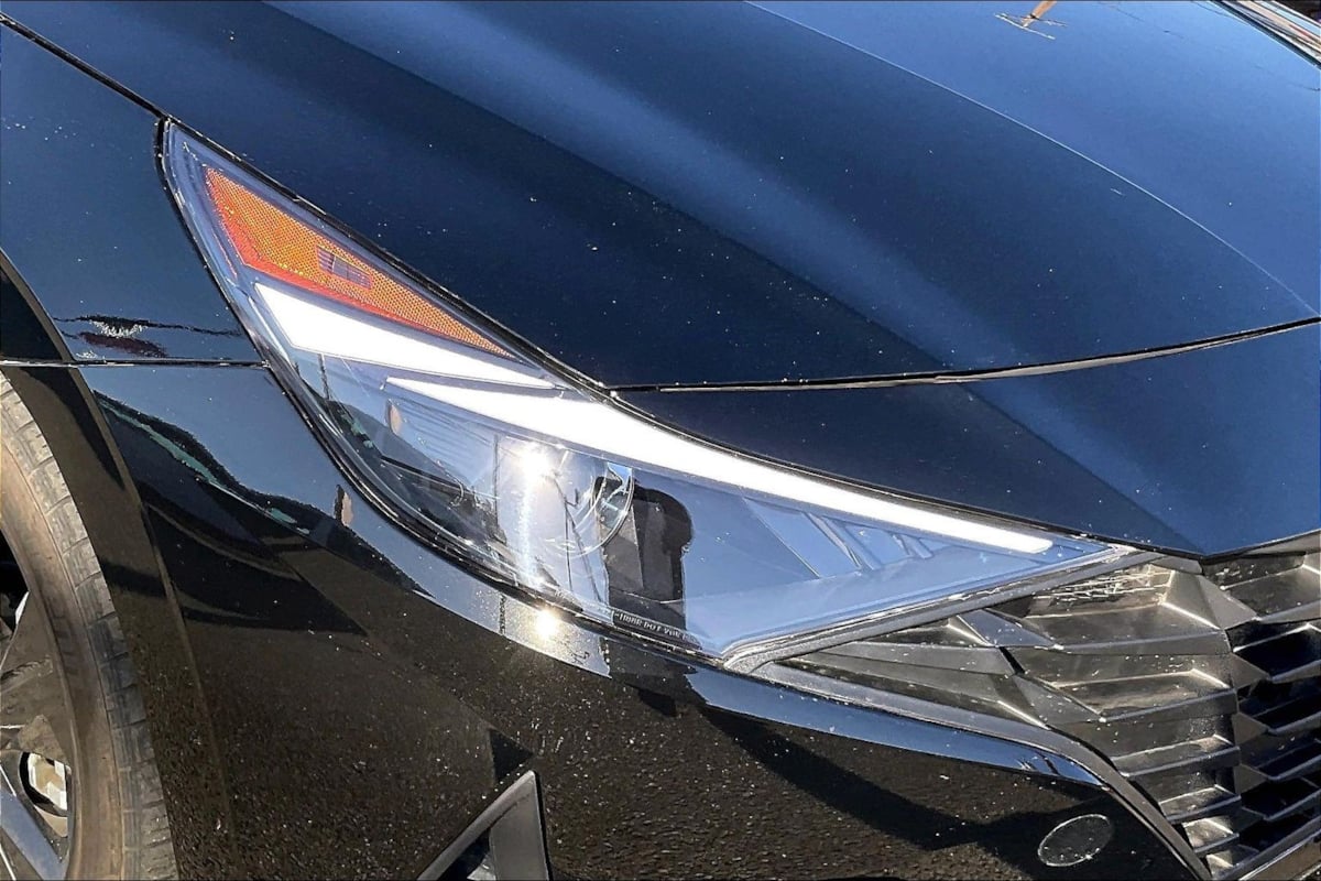 Photo 23 of this Hyundai Elantra Hybrid