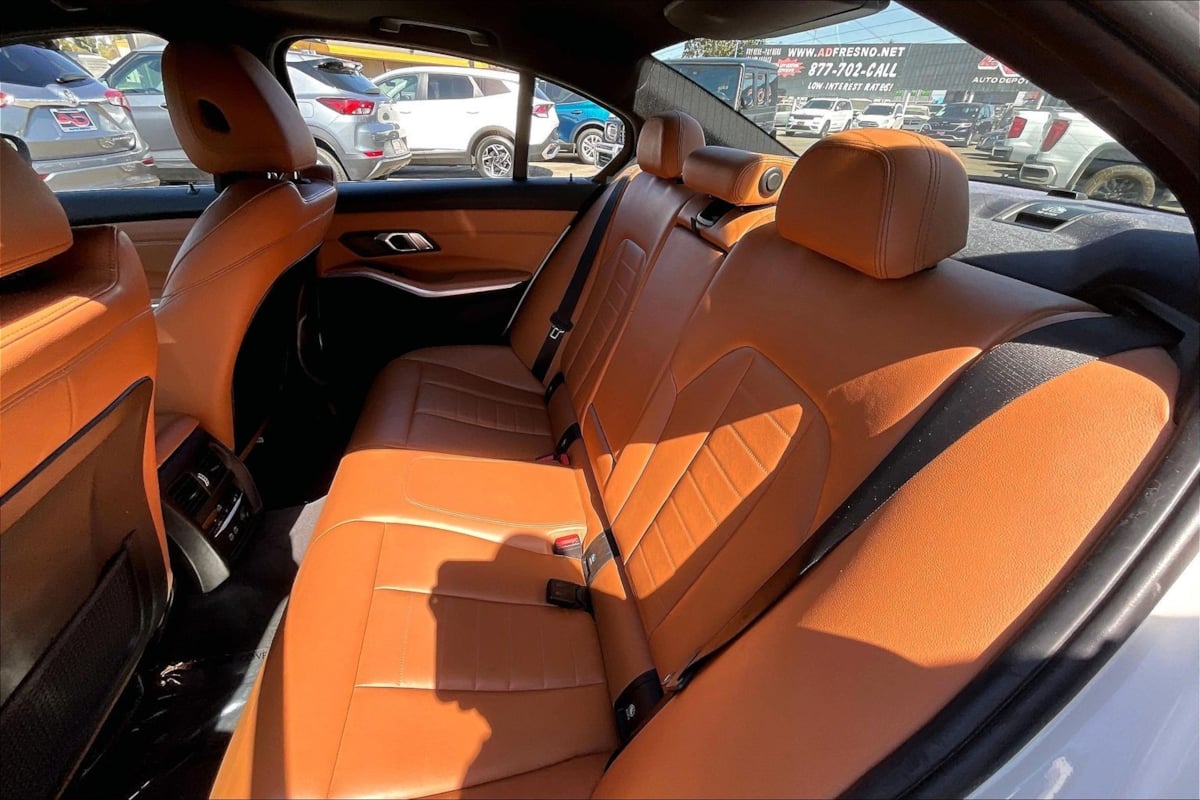 Photo 21 of this BMW 3 Series