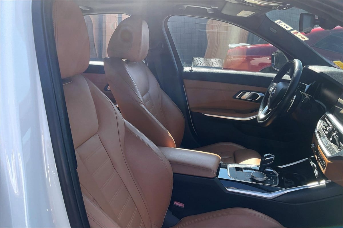 Photo 7 of this BMW 3 Series