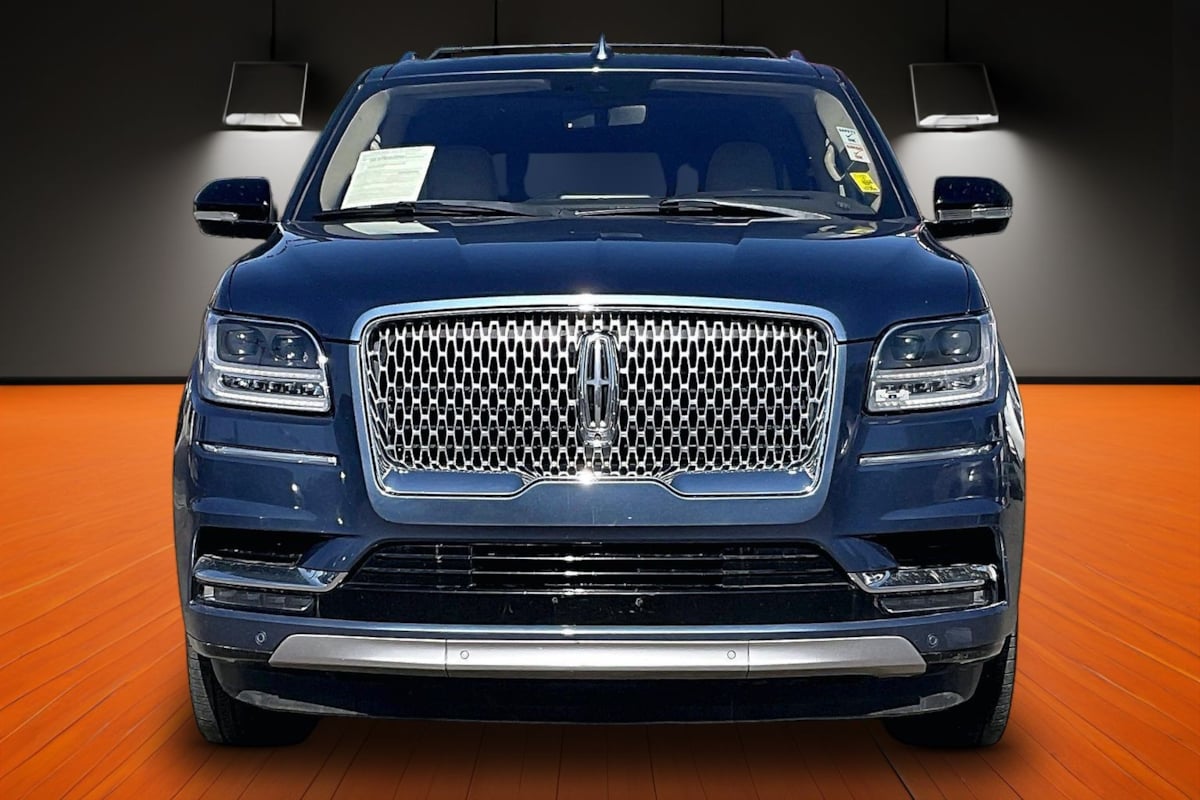 Photo 2 of this Lincoln Navigator L