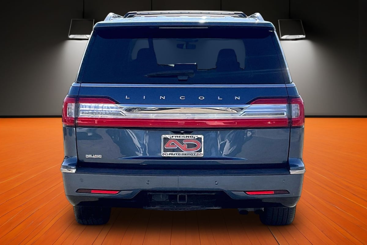 Photo 4 of this Lincoln Navigator L