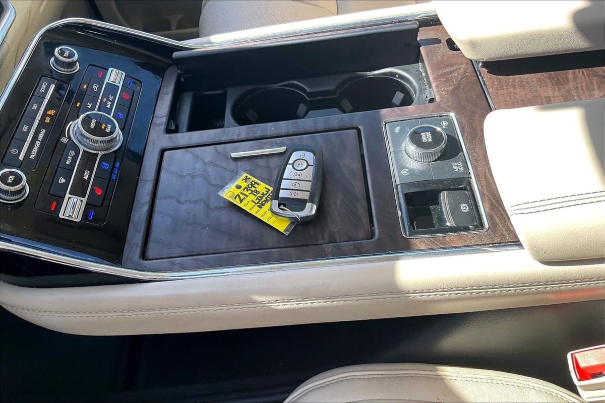 Photo 9 of this Lincoln Navigator L