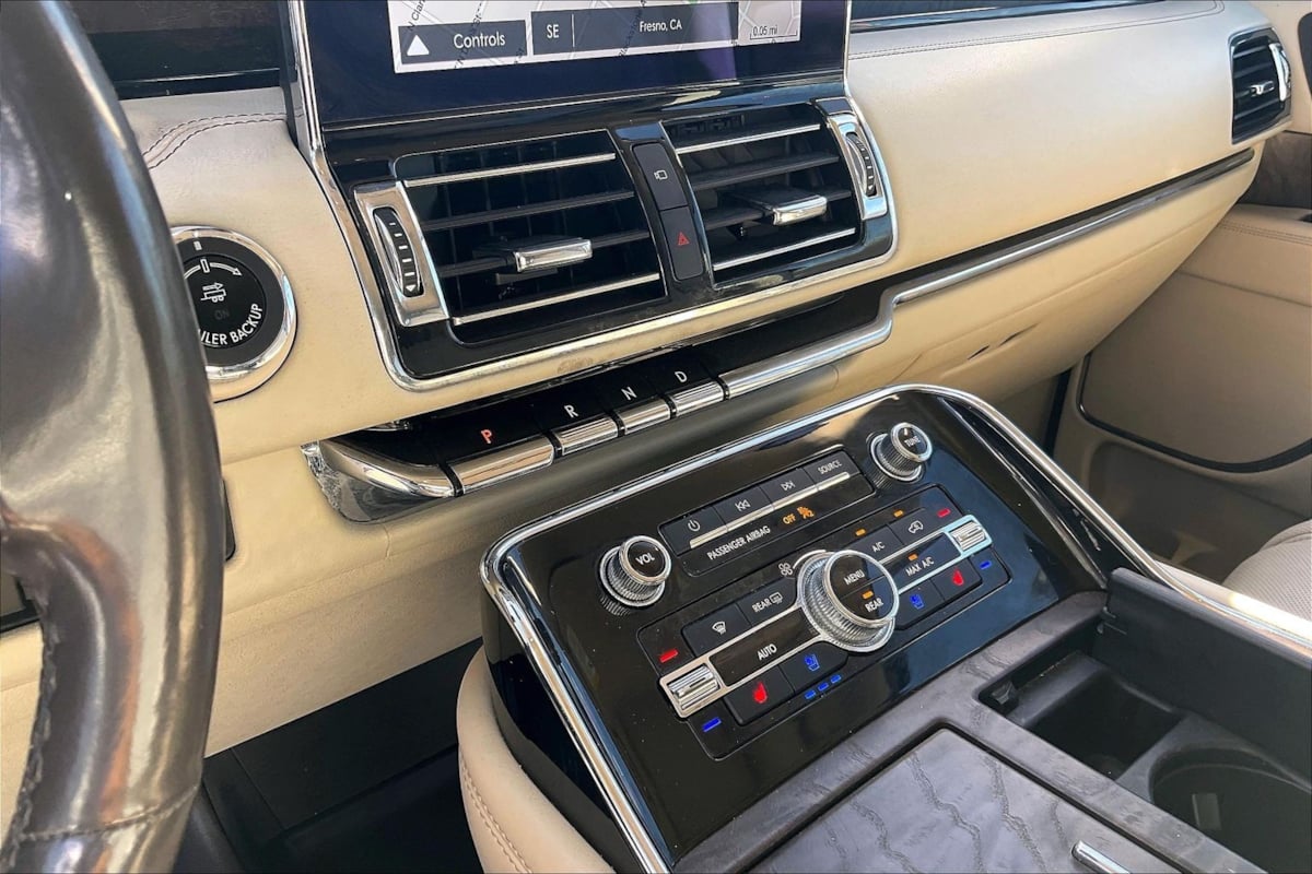 Photo 15 of this Lincoln Navigator L