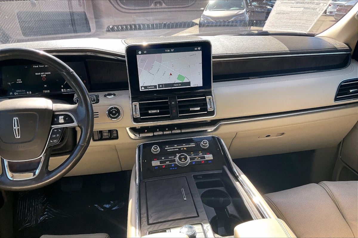 Photo 6 of this Lincoln Navigator L