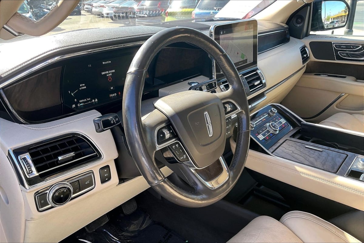 Photo 12 of this Lincoln Navigator L