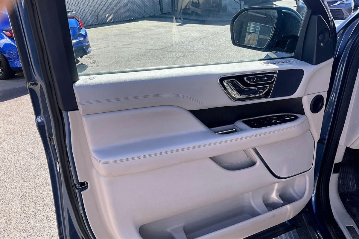 Photo 18 of this Lincoln Navigator L