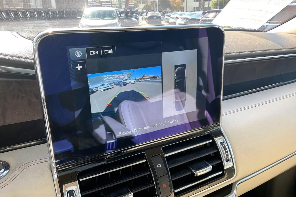 Photo 17 of this Lincoln Navigator L
