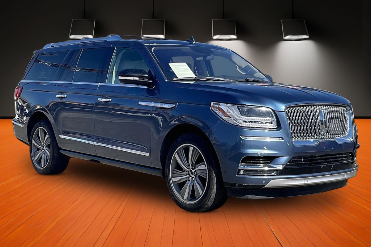 Photo 3 of this Lincoln Navigator L