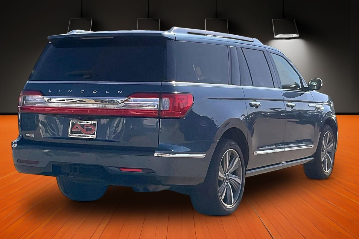 Photo 11 of this Lincoln Navigator L