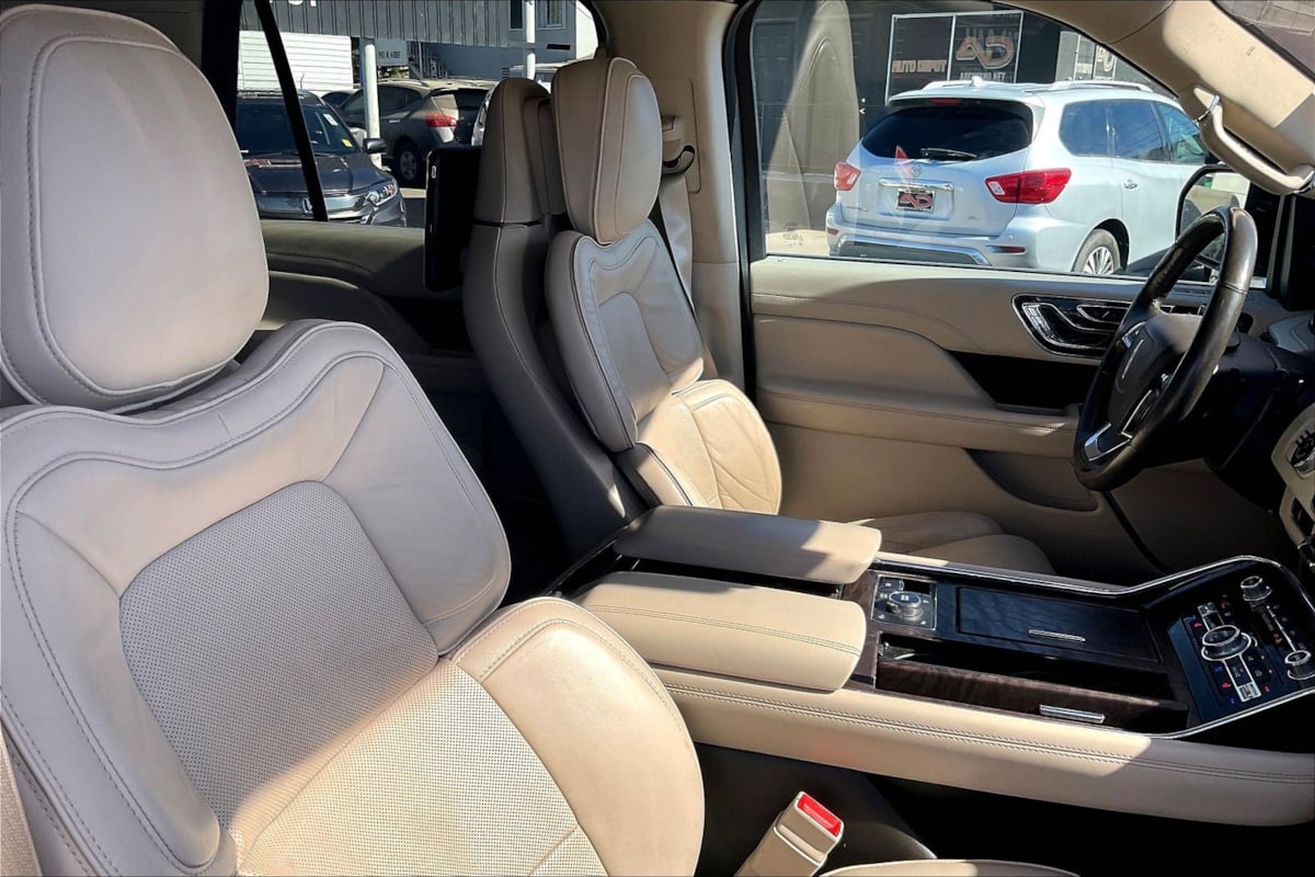 Photo 7 of this Lincoln Navigator L