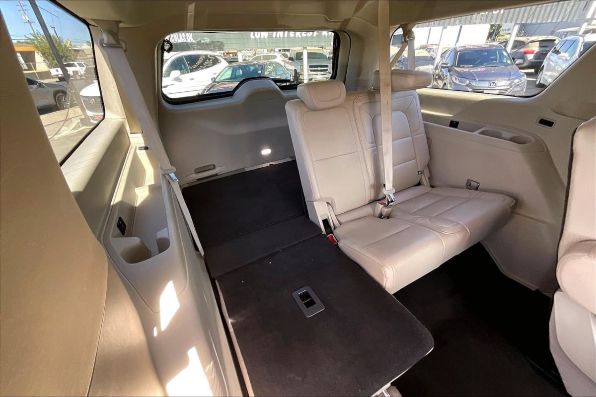 Photo 23 of this Lincoln Navigator L