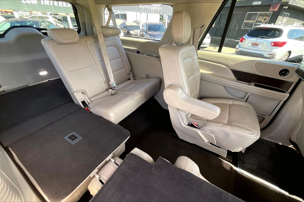 Photo 22 of this Lincoln Navigator L