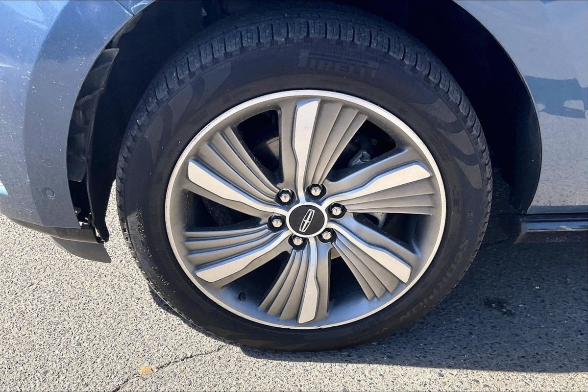 Photo 8 of this Lincoln Navigator L