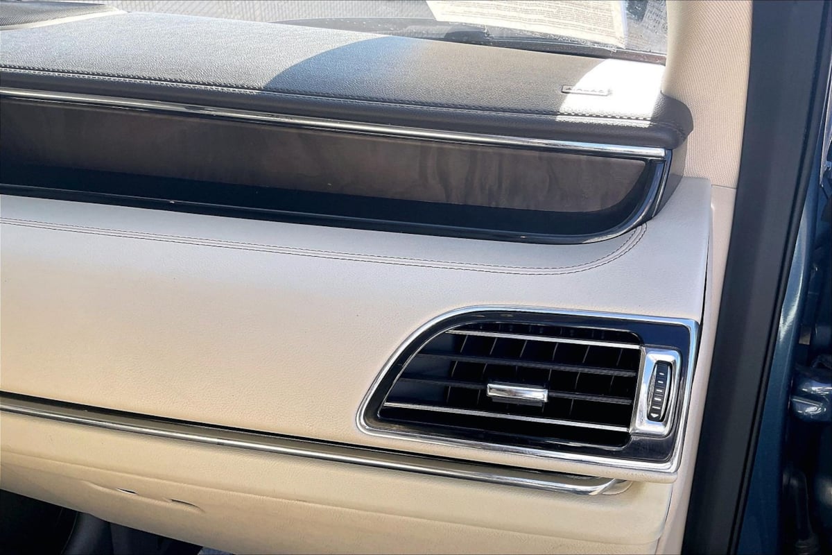 Photo 14 of this Lincoln Navigator L