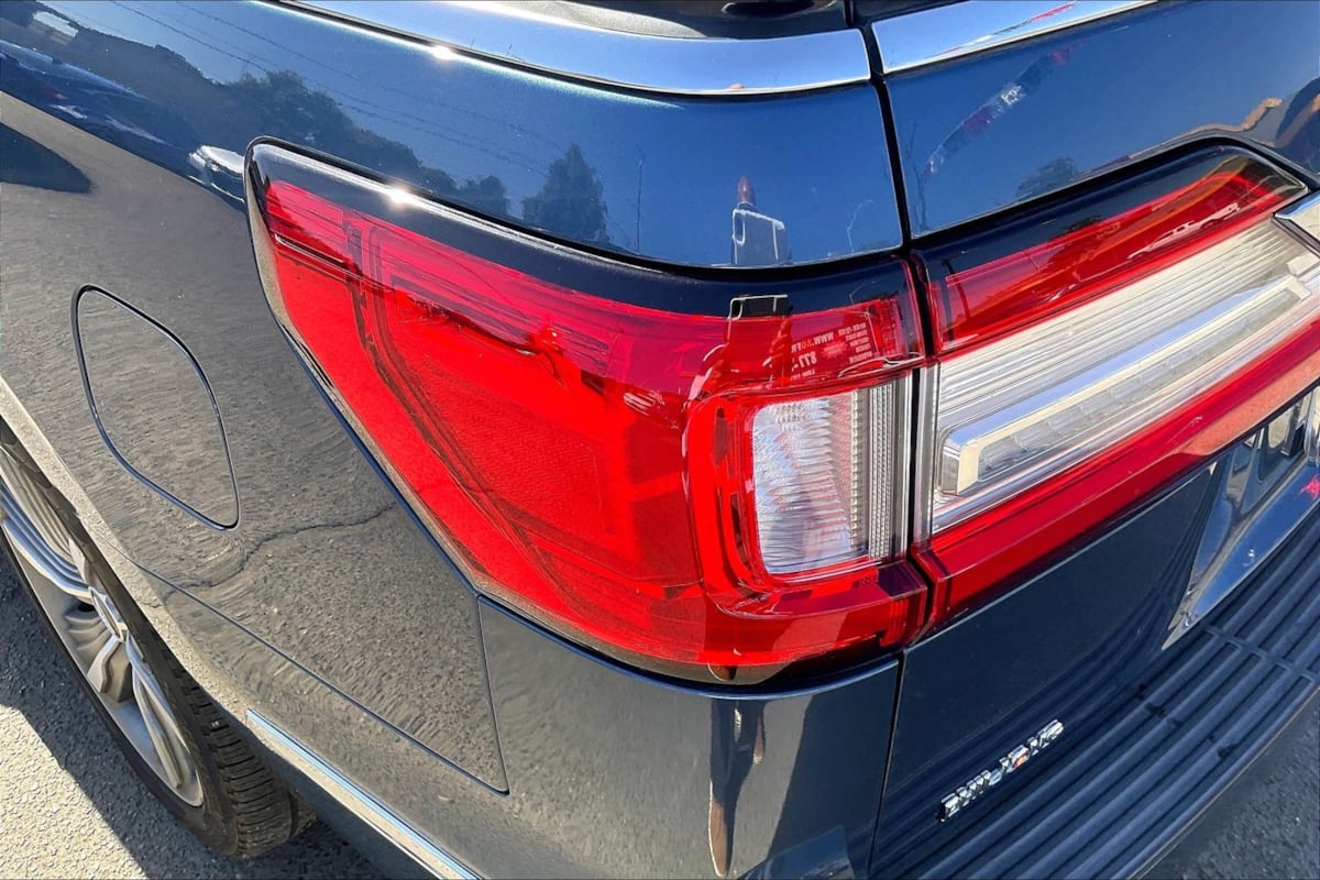 Photo 25 of this Lincoln Navigator L