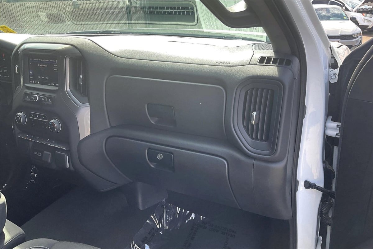 Photo 14 of this Chevrolet Silverado 1500