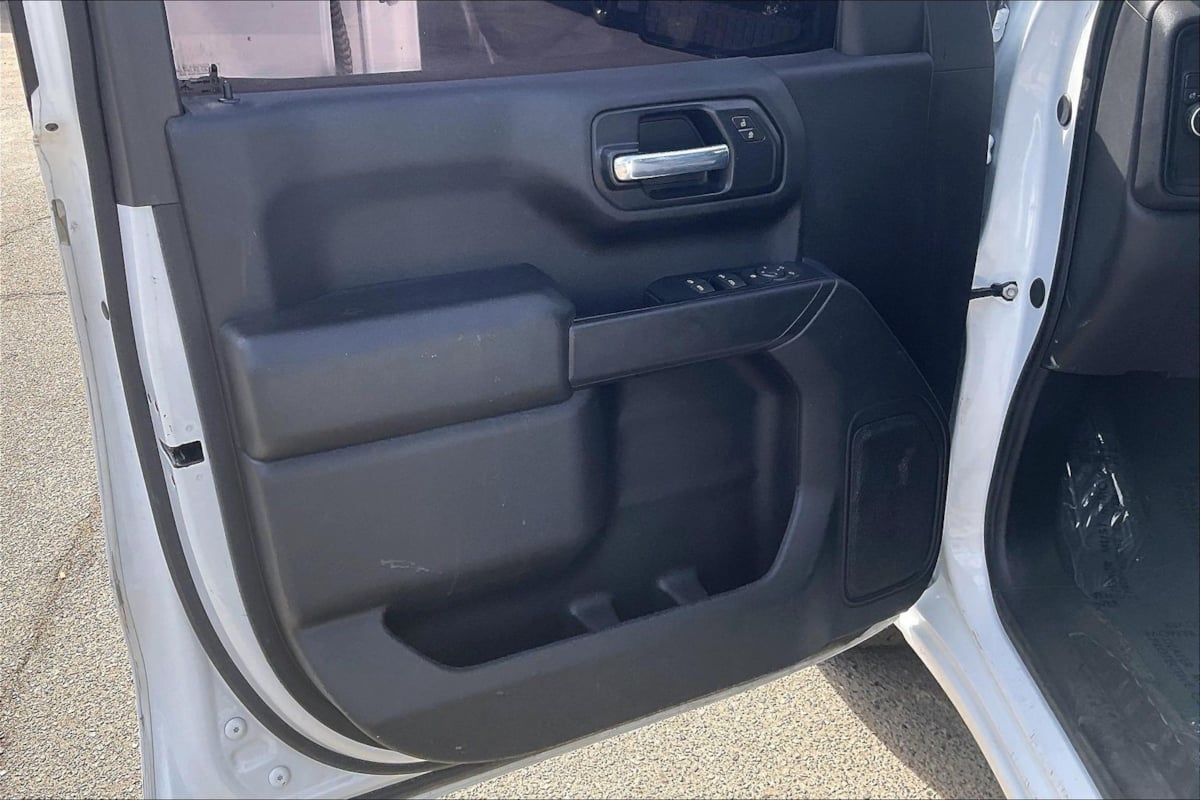 Photo 18 of this Chevrolet Silverado 1500