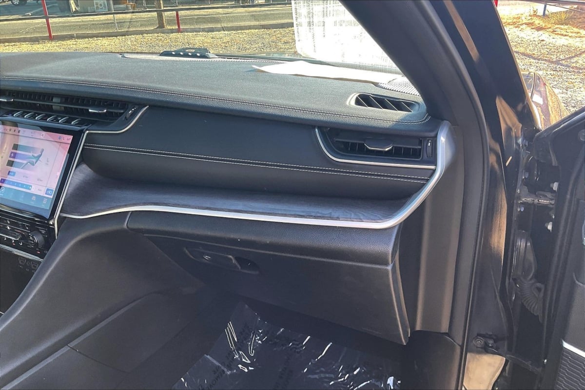 Photo 14 of this Jeep Grand Cherokee 4xe