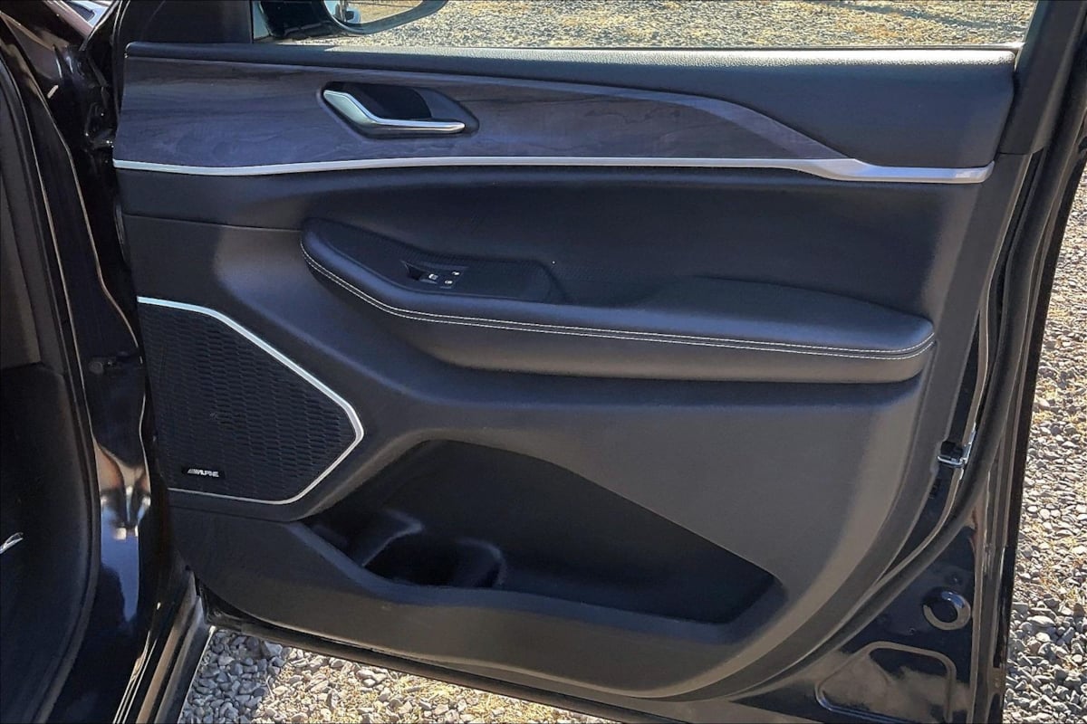Photo 19 of this Jeep Grand Cherokee 4xe