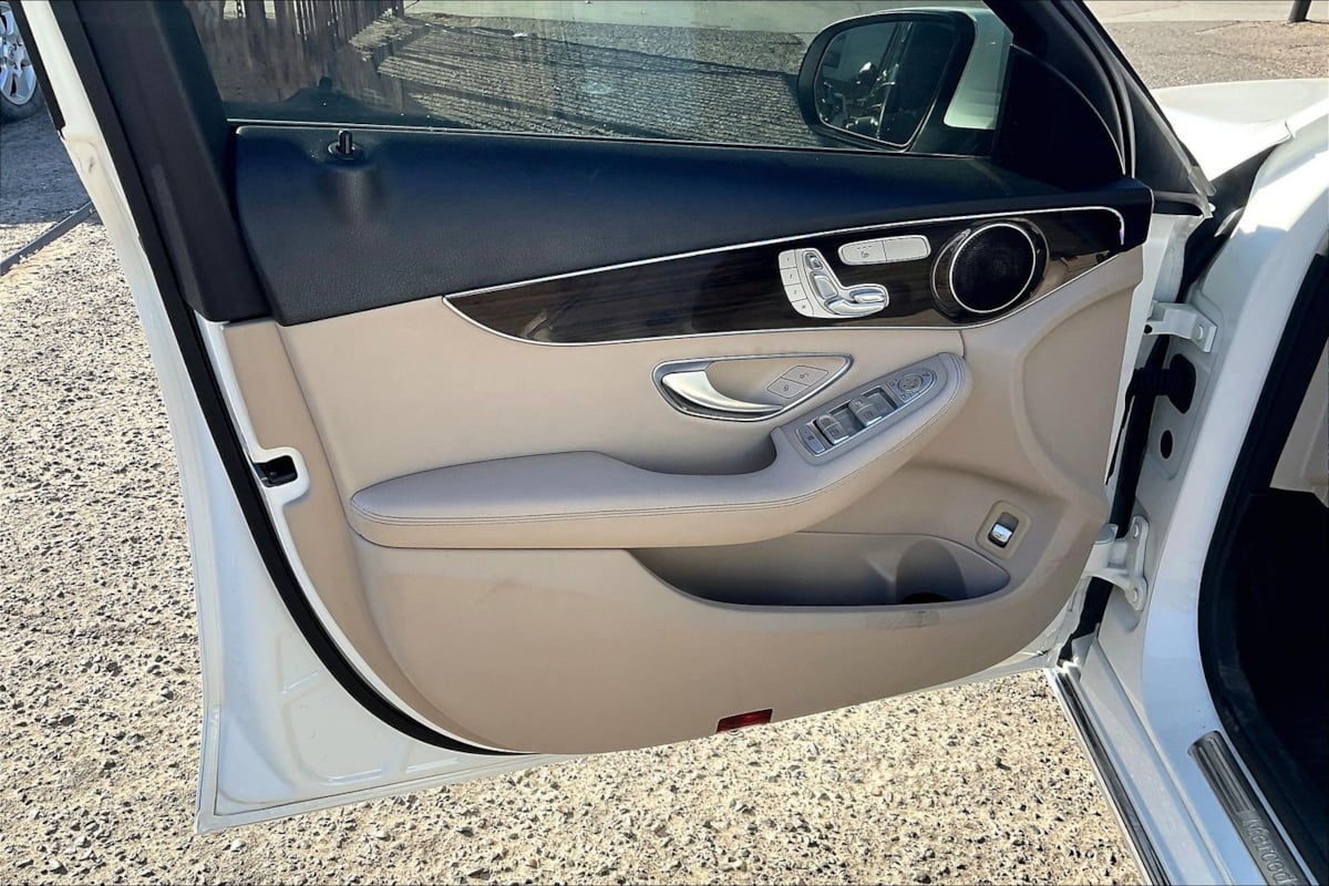 Photo 18 of this Mercedes-Benz C 300