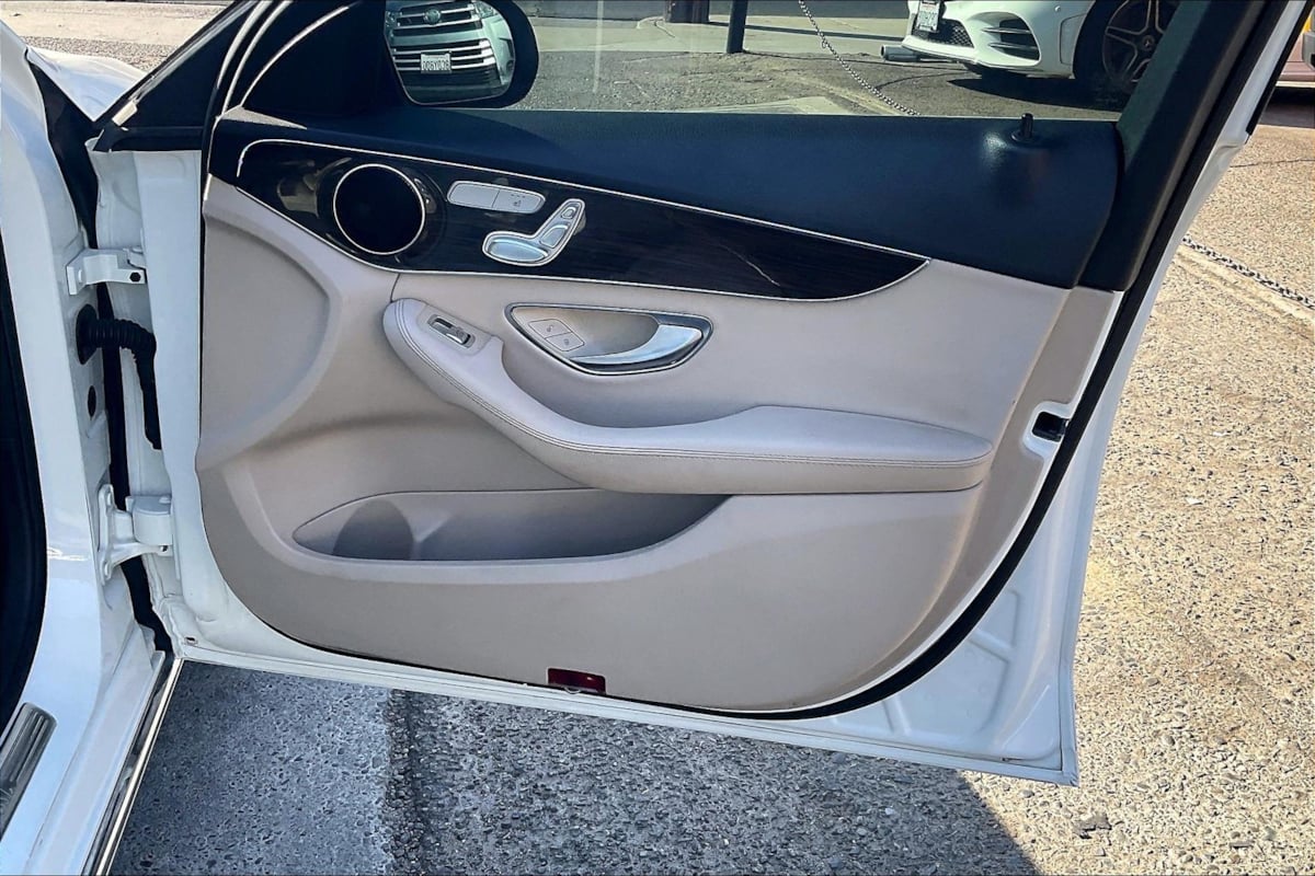 Photo 19 of this Mercedes-Benz C 300