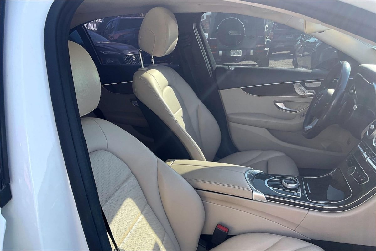 Photo 7 of this Mercedes-Benz C 300