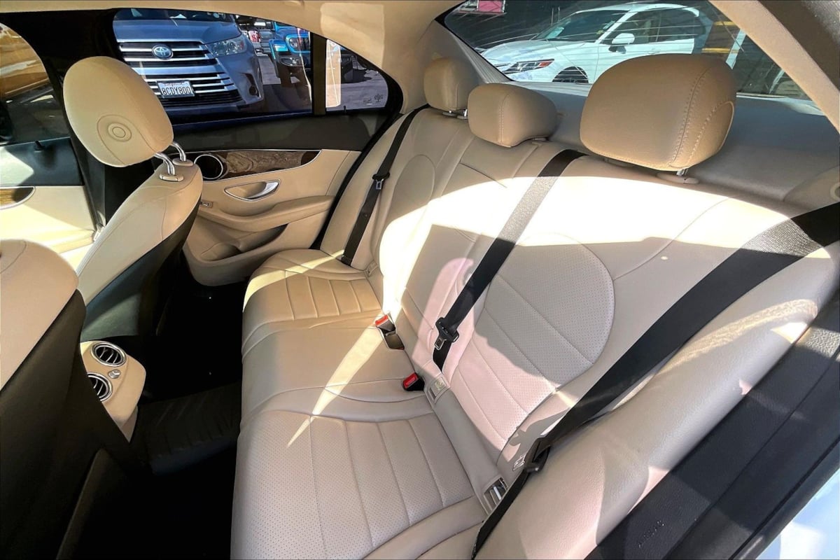 Photo 21 of this Mercedes-Benz C 300