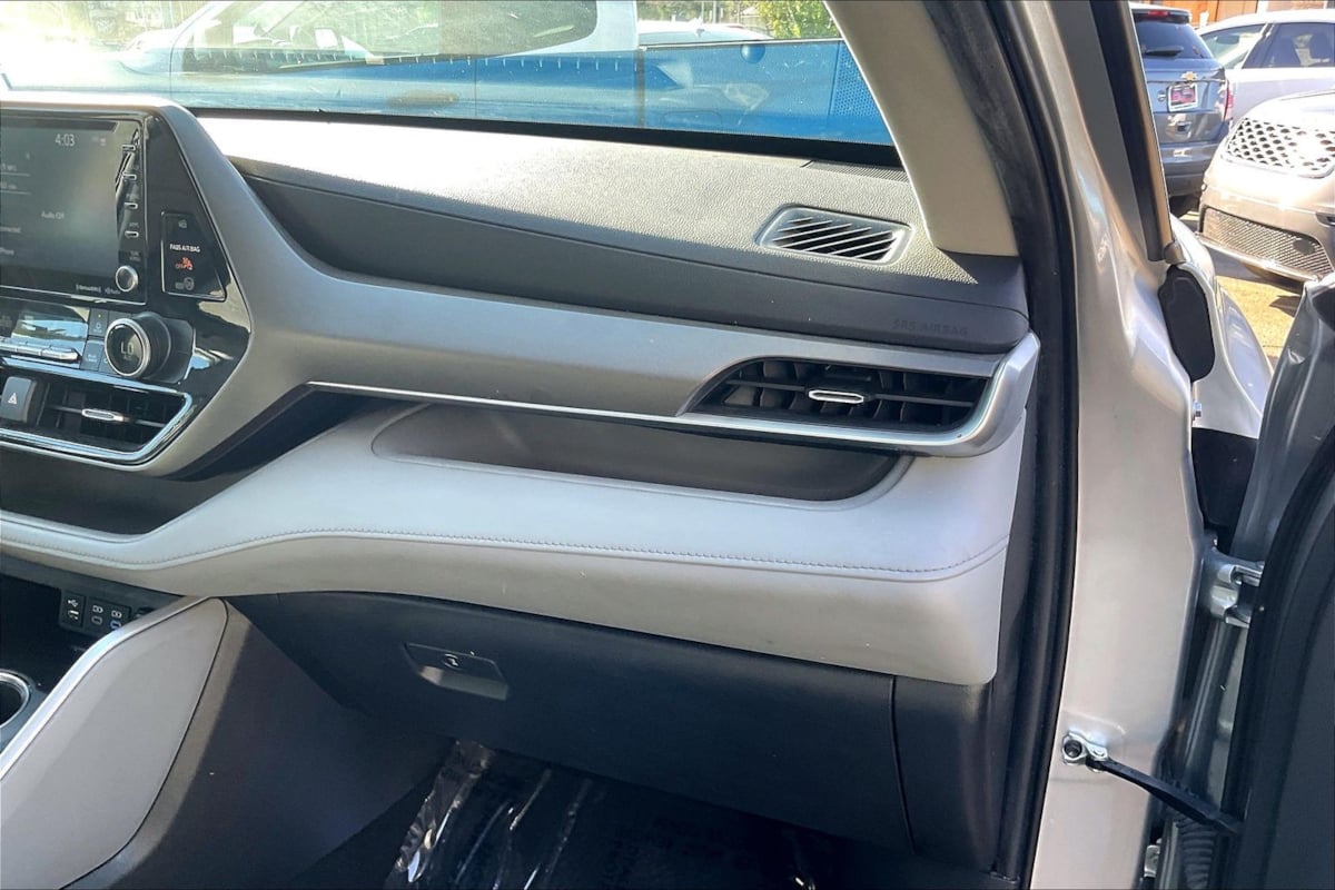 Photo 14 of this Toyota Highlander