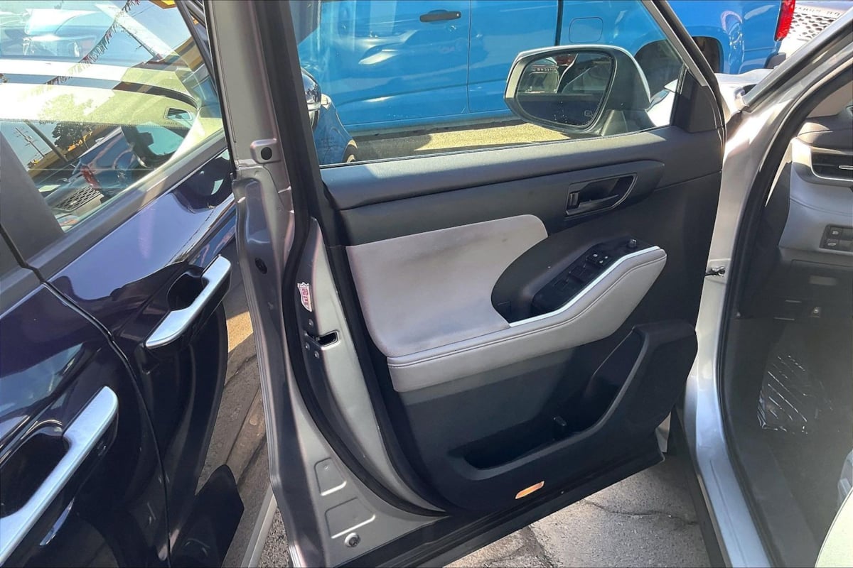 Photo 18 of this Toyota Highlander