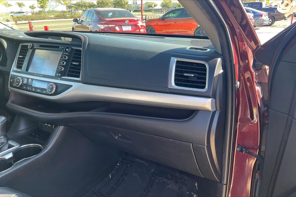 Photo 14 of this Toyota Highlander