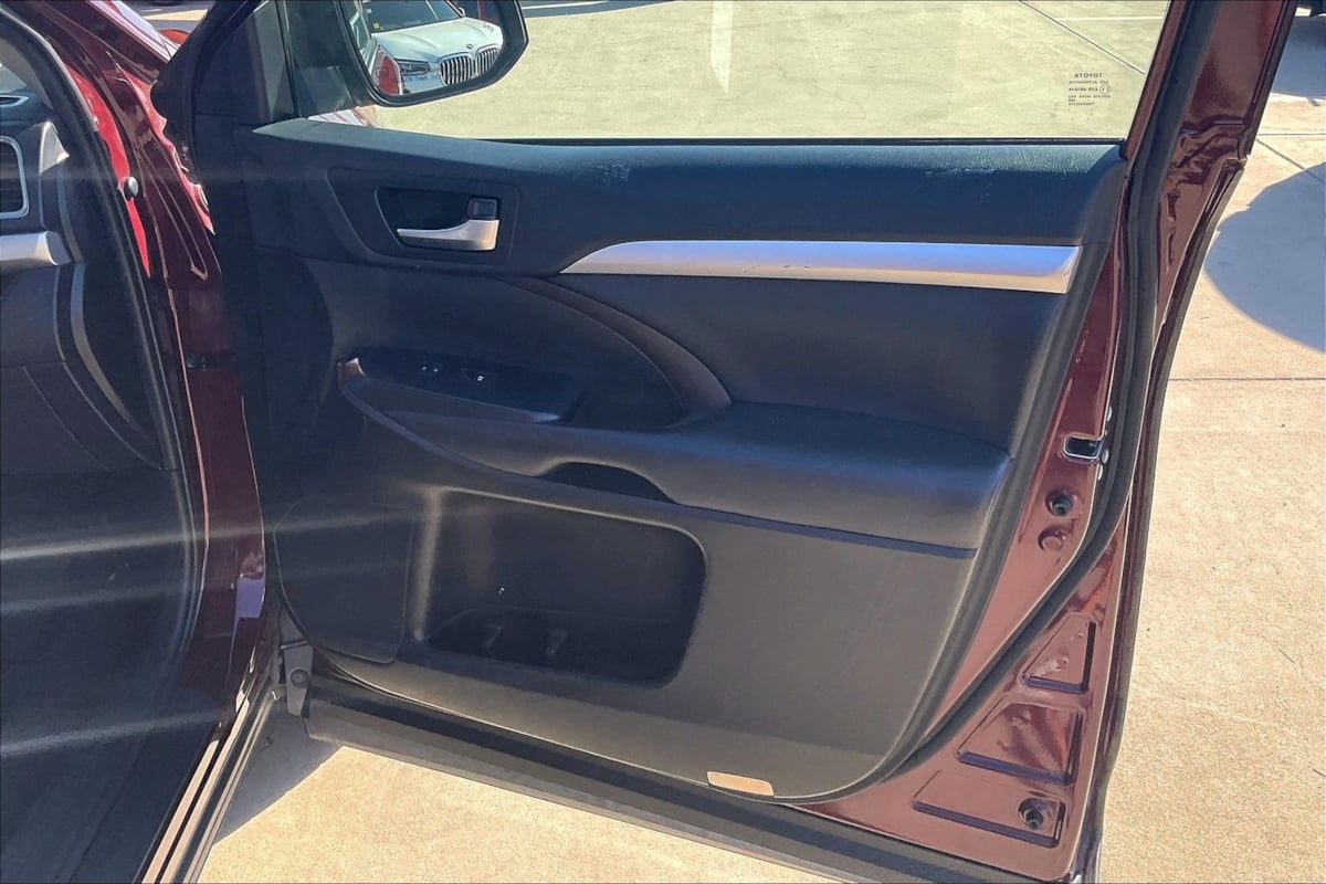 Photo 19 of this Toyota Highlander