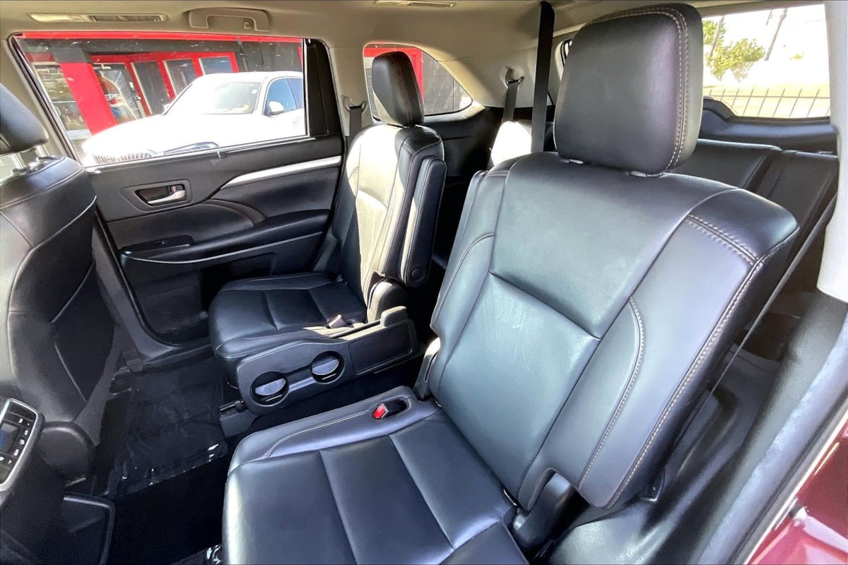 Photo 21 of this Toyota Highlander