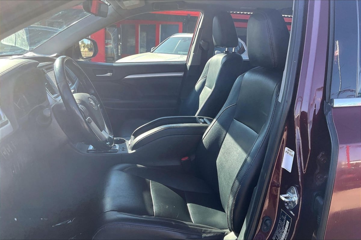 Photo 20 of this Toyota Highlander