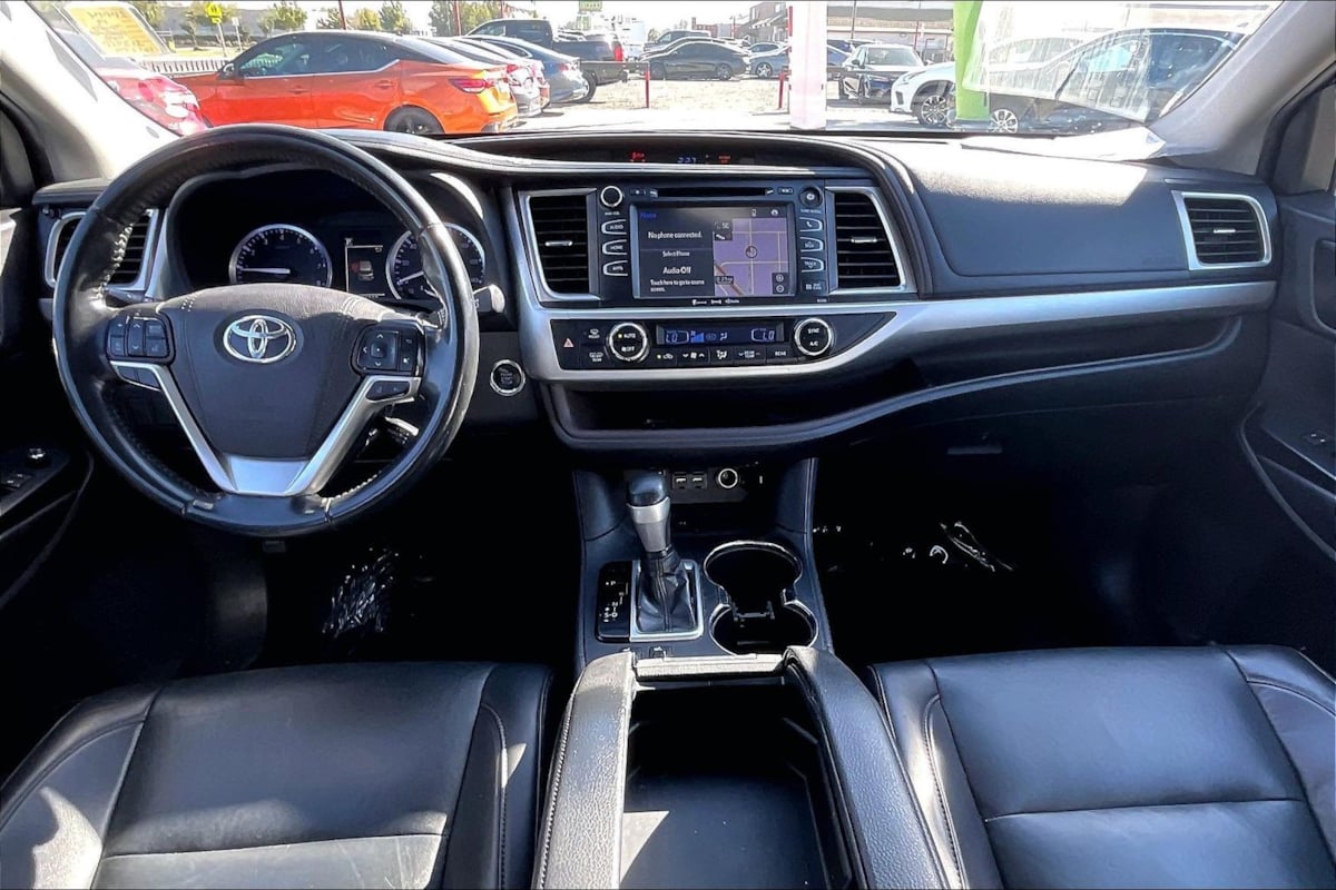 Photo 13 of this Toyota Highlander