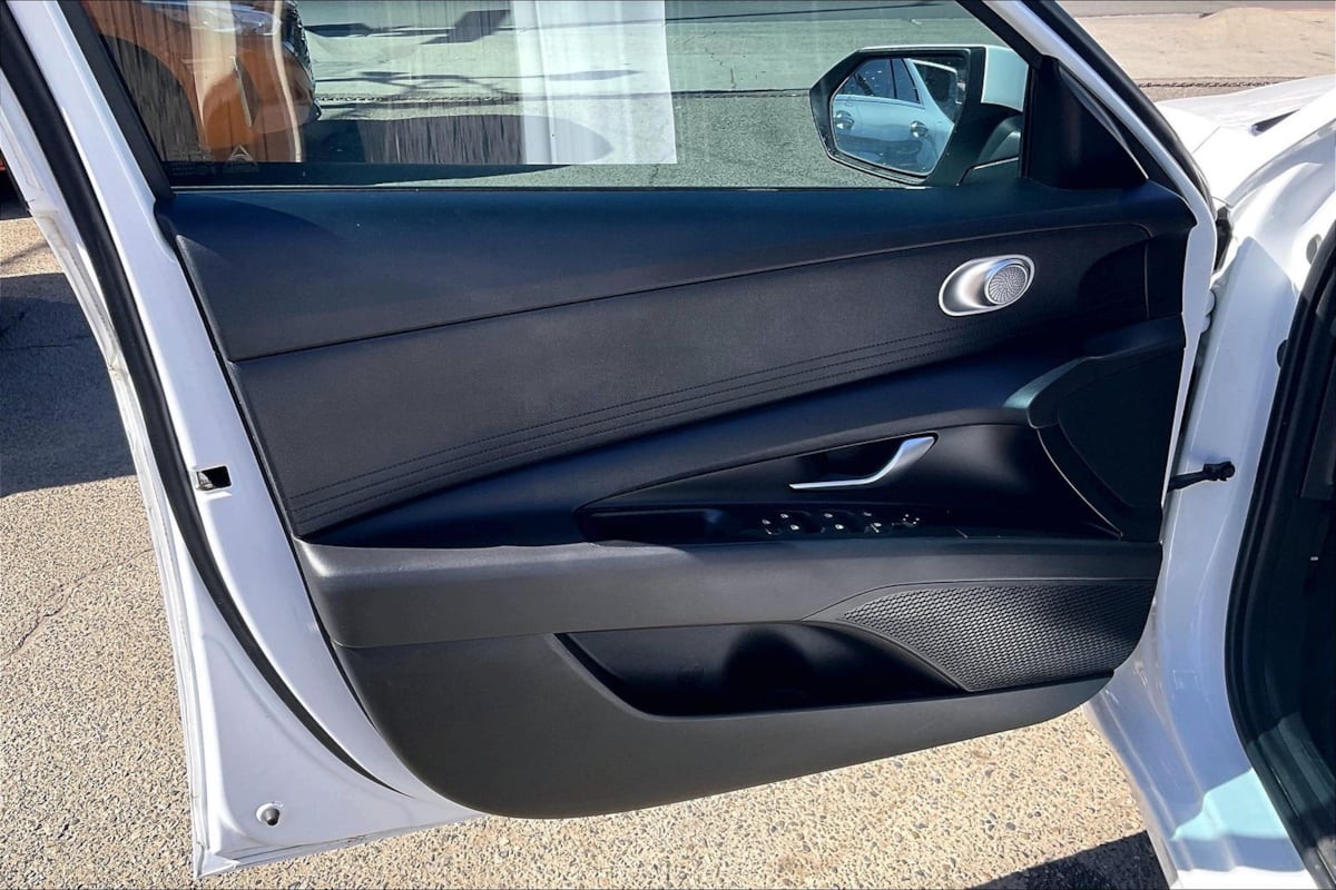 Photo 18 of this Hyundai Elantra Hybrid
