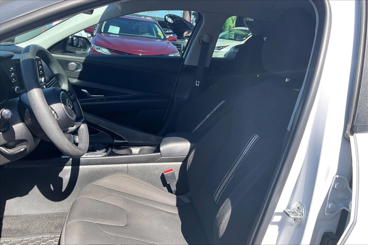 Photo 20 of this Hyundai Elantra Hybrid
