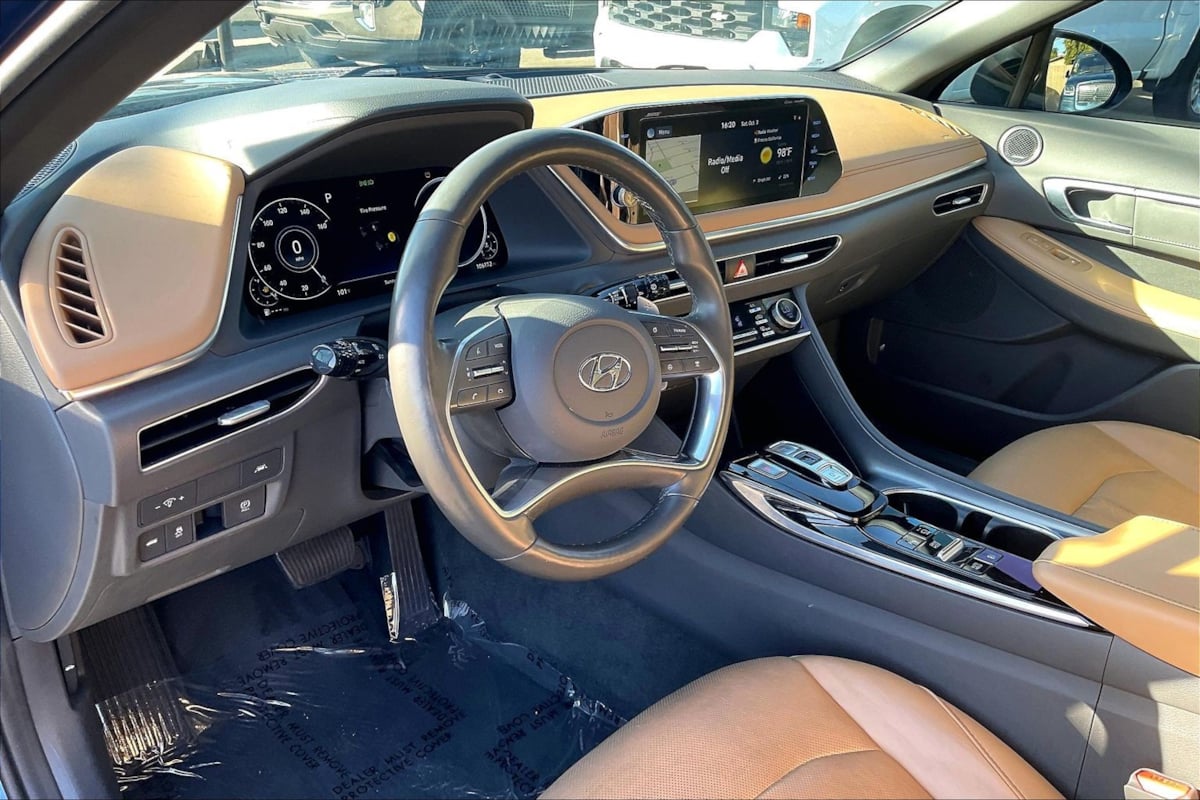 Photo 12 of this Hyundai Sonata