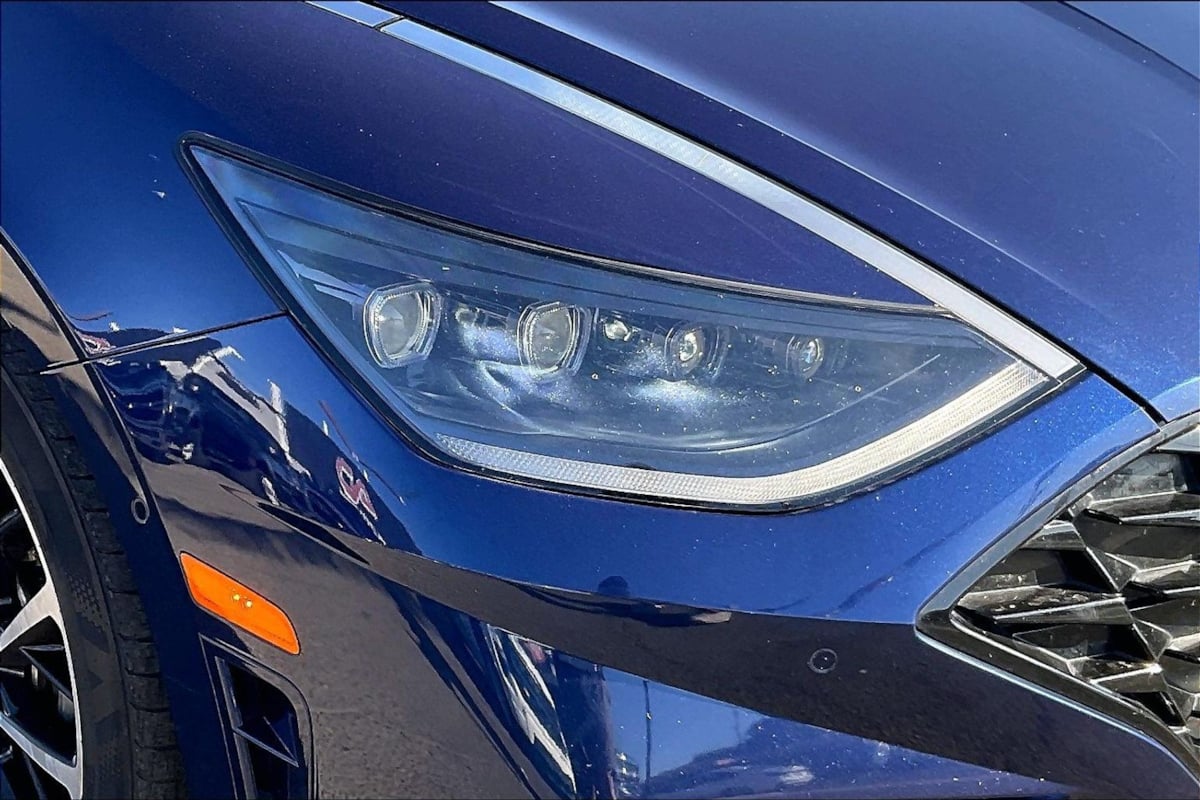 Photo 23 of this Hyundai Sonata