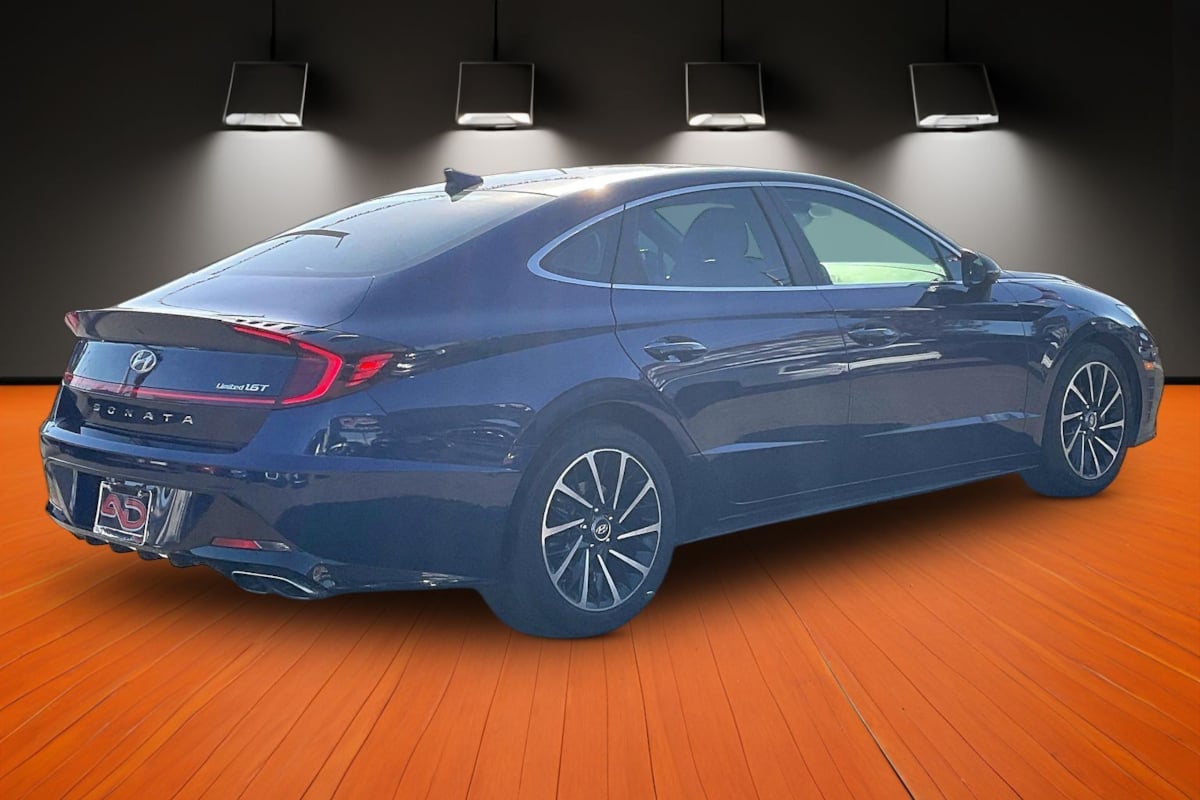 Photo 11 of this Hyundai Sonata