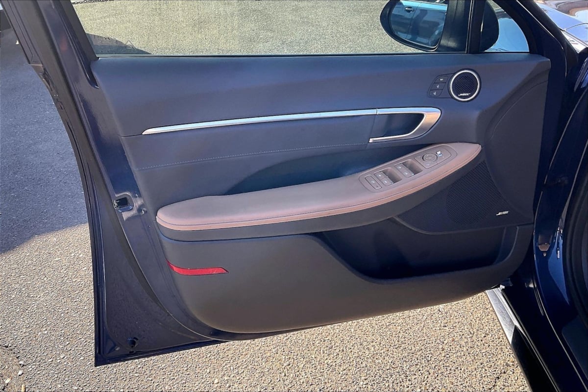 Photo 18 of this Hyundai Sonata