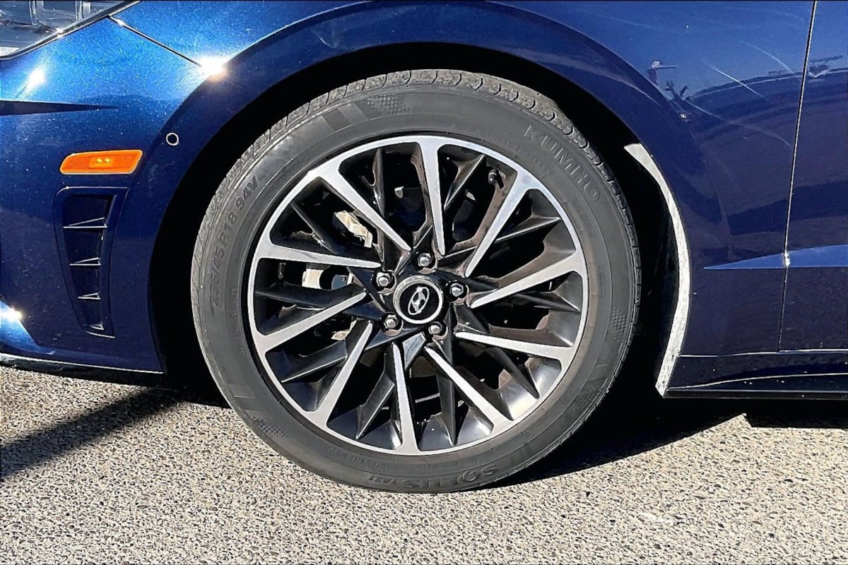 Photo 8 of this Hyundai Sonata