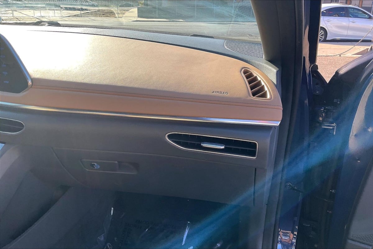 Photo 14 of this Hyundai Sonata